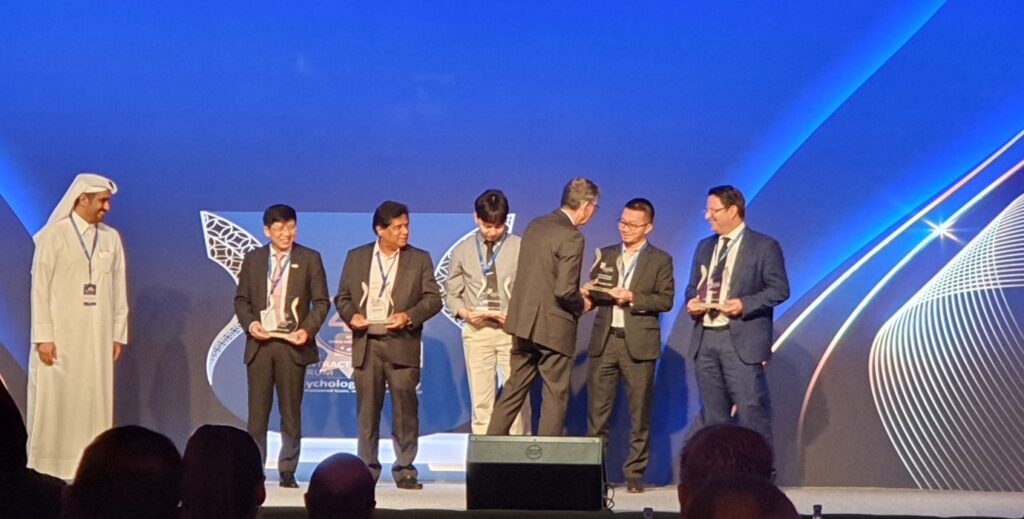 Mr. Vũ Đình Cao Sơn, POS' Deputy Director, received the trophy from the CEO of NOC at HSEQ Contractor Forum 2023